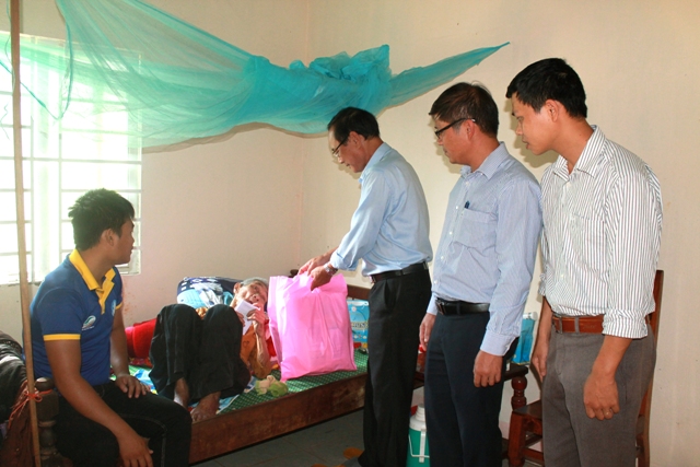 Lãnh đạo UBND thị xã Buôn Hồ cùng đại diện các đơn vị thăm, tặng quà Mẹ Việt Nam Anh hùng Nguyễn Thị Bốn.