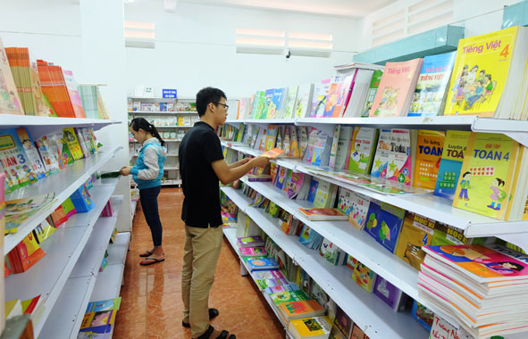 Khách hàng chọn mua sách giáo khoa tại cửa hàng của Công ty cổ phần Sách thiết bị trường học Đắk Lắk.