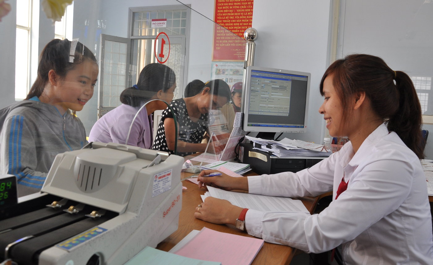 Khách hàng giao dịch tại Agribank Đắk Lắk