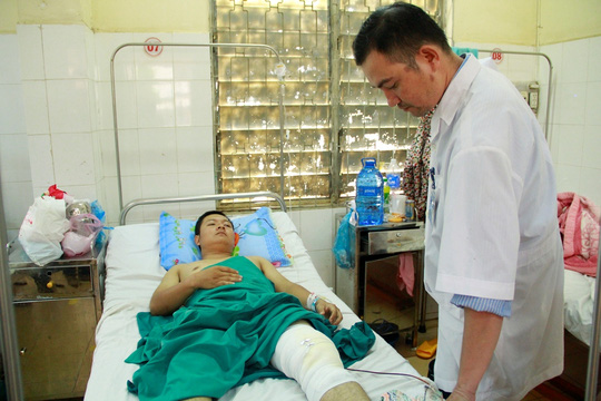 Thượng úy Nguyễn Trường Chinh đang điều trị tại Bệnh viện Đa khoa tỉnh Đắk Lắk