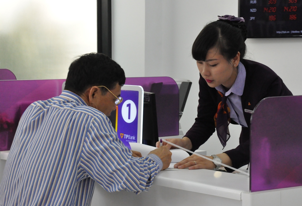 Nhân viên Ngân hàng TMCP Tiên Phong Chi nhánh Đắk Lắk hướng dẫn khách hàng làm thủ tục vay vốn