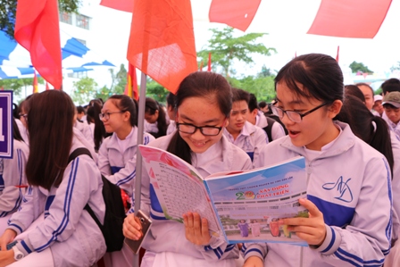  Các em học sinh Trường THPT Chuyên Nguyễn Du tự hào khi xem kỷ yếu của trường.