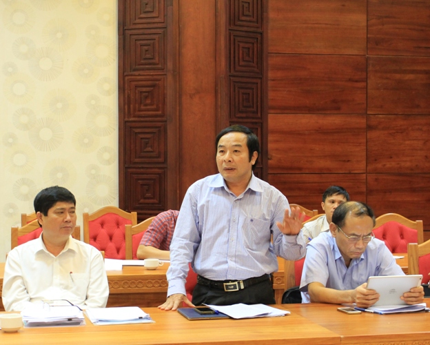 Giám đốc Sở Tư pháp Nguyễn Minh Thuận đóng góp ý kiến tại cuộc họp.