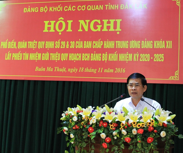 Bí thư Đảng ủy Khối các cơ quan tỉnh Trân Đình Quế phát biểu tại Hội nghị.