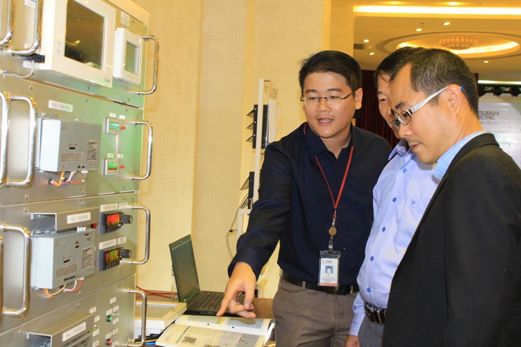 Nhân viên Công ty TNHH Mitsubishi Electric Việt Nam giới thiệu về quy trình hoạt động của máy điều hòa không khí