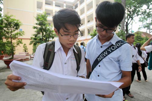 Học sinh THPT đang được làm quen với đề thi của kỳ thi THPT quốc gia Ảnh: Hoàng Triều