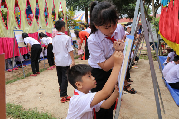 Trường Tiểu học Nguyễn Tất Thành (thị xã Buôn Hồ) hào hứng hưởng ứng  ngày hội  đọc sách. 