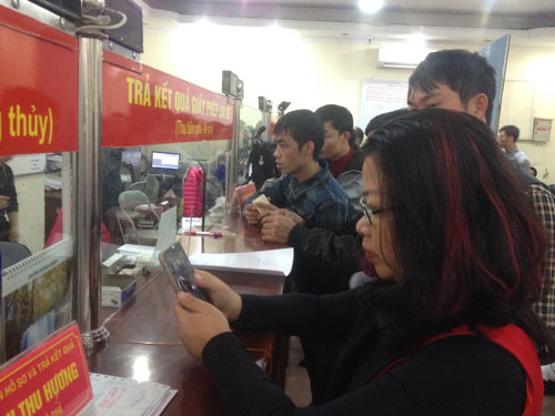 Lo hết hạn, nhiều người dân Hà Nội đi đăng ký đổi giấy phép lái xe trong ngày 30-11 Ảnh: Nguyễn Hưởng