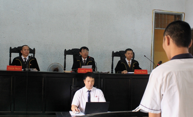 Thẩm phán Tòa án Nhân dân tỉnh Đắk Lắk sử dụng trang phục mới trong một phiên xét xử vào sáng ngày 1-12