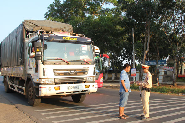 Lực lượng CSGT làm nhiệm vụ tuần tra, kiểm soát giao thông trên Quốc lộ 14 (đoạn đi qua địa phận xã Hòa Phú, TP. Buôn Ma Thuột).  