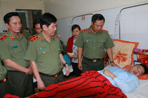 Thượng tướng Phạm Dũng (bìa phải) thăm hỏi cán bộ, chiến sĩ công an đang được điều trị tại Bệnh viện Đa khoa tỉnh Đắk Lắk