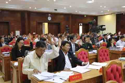 Các đại biểu biểu quyết thông qua các nghị quyết tại kỳ họp