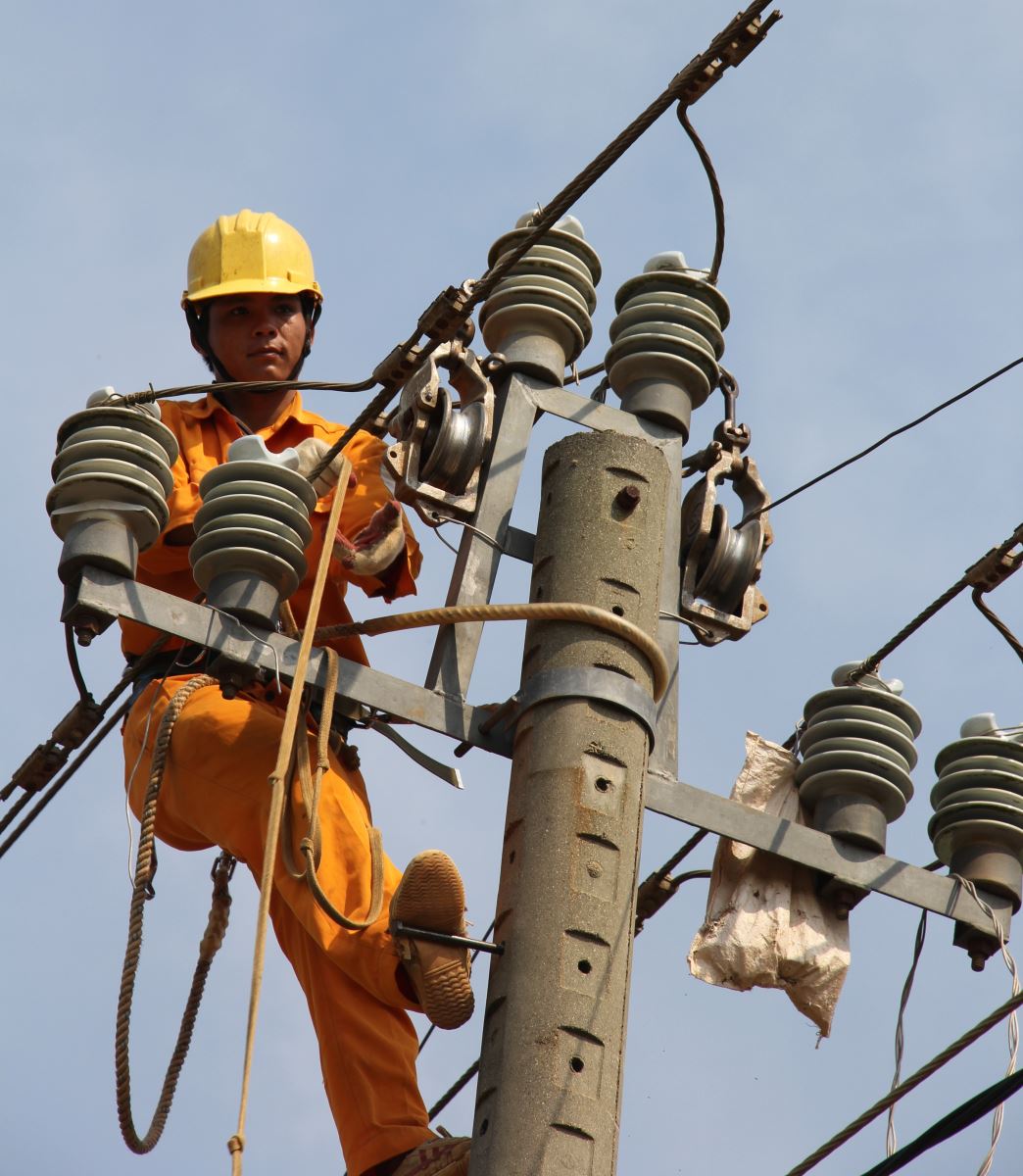 Công nhân Điện lực Krông Ana sửa chữa lưới điện