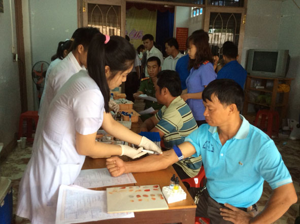 Người dân huyện Ea Súp làm xét nghiệm máu trước khi hiến máu tình nguyện. 