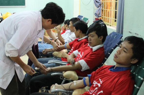 Ủy viên Ban Thường vụ Trung ương  Hội Chữ thập đỏ Việt Nam Lê Xuân Hồng tặng quà cho người dân buôn Đrang Phốk, xã Krông Na, huyện Buôn Đôn. 