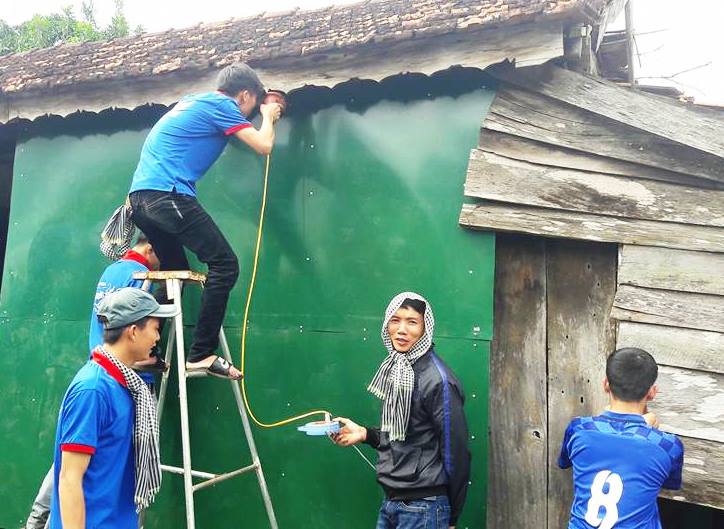 Các tình nguyện viên giúp gia đình cô Hoàng Thị Hòa sửa lại ngôi nhà xuống cấp.