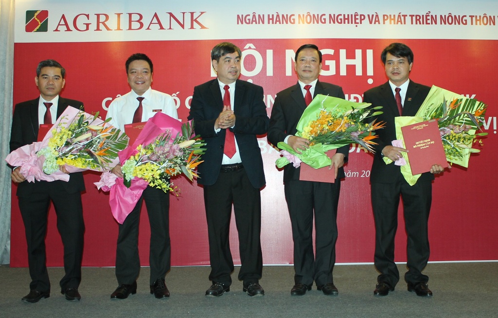 Các tân lãnh đạo của  Agribank Bắc Đắk Lắk nhận quyết định bổ nhiệm của Hội đồng thành viên Agribank