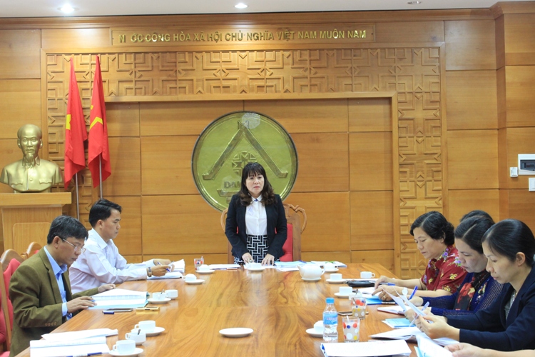 Bà Phan Thị Như Thủy – Trưởng Ban Văn hóa – Xã hội phát biểu kết luận cuộc họp.