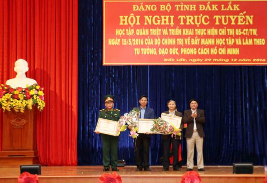 Phó Bí thư Thường trực Tỉnh ủy Phạm Minh Tấn trao Bằng khen của Thủ tướng Chính phủ tặng 3 tập thể vì đã có thành tích trong học tập và làm theo tấm gương đạo đức Hồ Chí Minh giai đoạn 2011- 2015