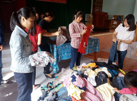Đội CTXH Cư Kty huy động quần áo cũ để tặng cho người nghèo.