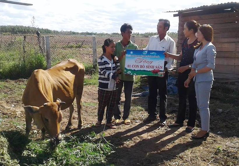 Đại diện Hội LHPN tỉnh trao bò cho phụ nữ nghèo tại huyện Ea Súp