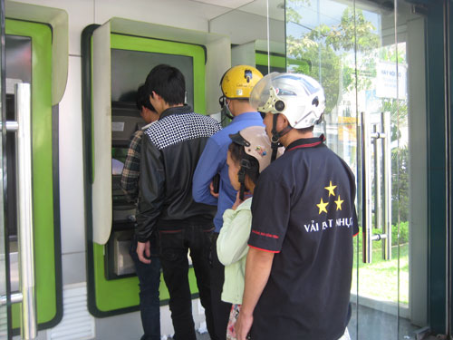 Nhiều người xếp hàng chờ rút tiền tại máy ATM gần Nhà máy Isuzu trên đường Quang Trung, quận Gò Vấp, TP HCM