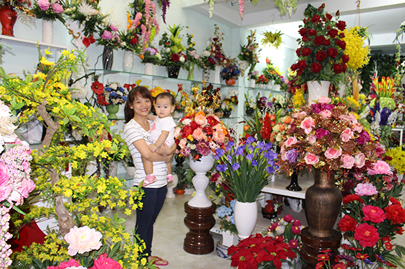 Đa dạng các chủng loại hoa tại một cửa hàng hoa giả ở Buôn Ma Thuột.