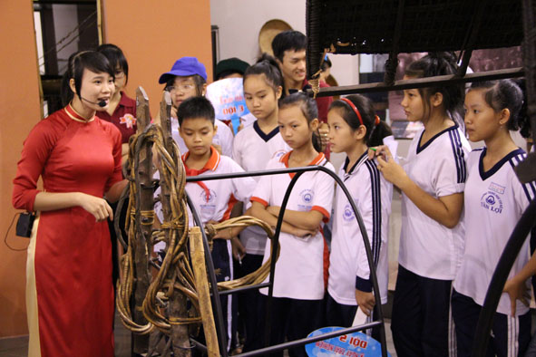 Các em học sinh được  giới thiệu về nghề săn bắt  và thuần dưỡng voi tại  Bảo tàng Đắk Lắk.   Ảnh: Hoàng Gia