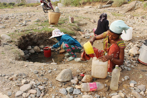 Người dân xã Cam Thịnh Tây, TP Cam Ranh, tỉnh Khánh Hòa vét nước dưới con suối để sử dụng Ảnh: KỲ NAM