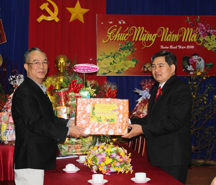 và tặng quà cho lãnh đạo, nhân viên MTTQ Việt Nam tỉnh Đắk Lắk
