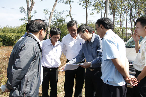 Đại diện các sở, ngành khảo sát vị trí xây dựng cảng cạn tại huyện Krông Pắc.  