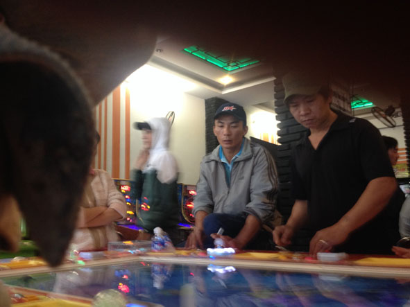 Người chơi bắn cá tại một tiệm game trên đường Ngô Quyền  (TP. Buôn Ma Thuột).