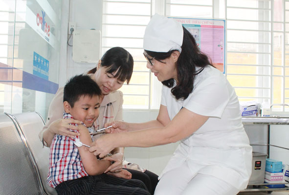 Tiêm vắc xin cho trẻ nhỏ là một trong những biện pháp hữu hiệu  phòng bệnh viêm não mô cầu.