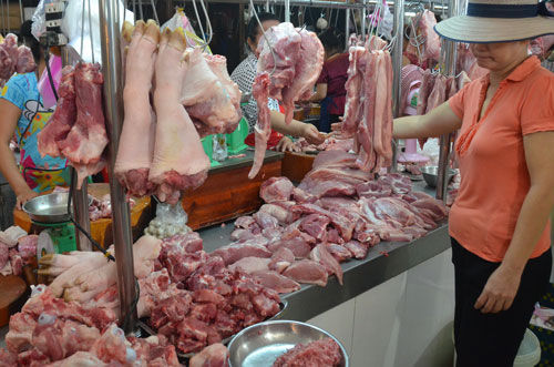 Người tiêu dùng không thể phân biệt đâu là thịt nhiễm chất kháng sinh Ảnh: Tấn Thạnh