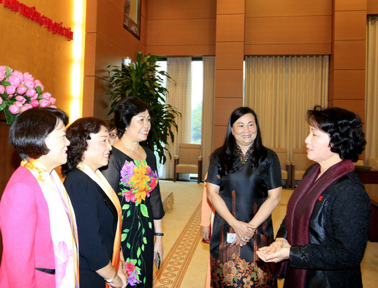 Bà Nguyễn Thị Kim Ngân (bìa phải) được Bộ Chính trị giới thiệu thay thế ông Nguyễn Sinh Hùng đảm nhiệm chức vụ Chủ tịch Quốc hội Ảnh: TTXVN