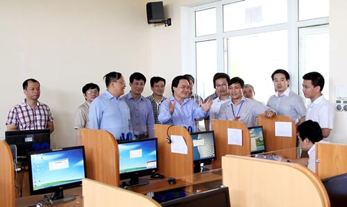 Ông Phùng Xuân Nhạ (giữa) kiểm tra công tác thi tại ĐHQG Hà NộiẢnh: VNU.EDU.VN