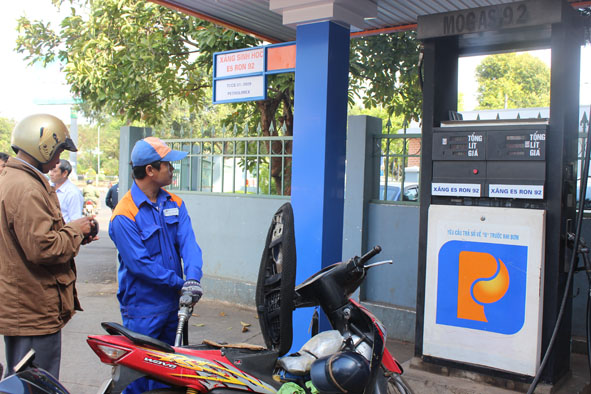Người tiêu dùng mua xăng E5 tại cửa hàng xăng dầu (Công ty Xăng dầu  Nam Tây Nguyên) trên địa bàn TP. Buôn Ma Thuột.