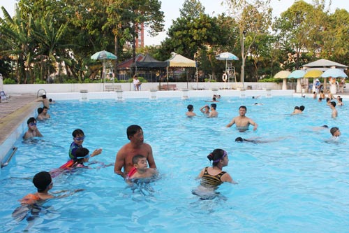 Trẻ em tập bơi tại Nhà Thiếu nhi quận Thủ Đức, TP HCMẢnh: HOÀNG TRIỀU
