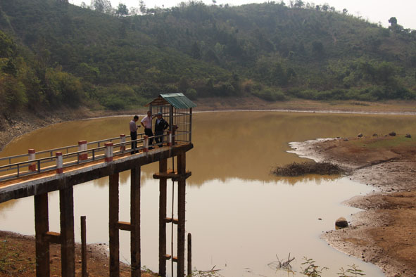Cán bộ Phòng NN-PTNT huyện Cư Kuin kiểm tra mực nước  tại đập Ea T’lá 2, xã Hòa Hiệp.