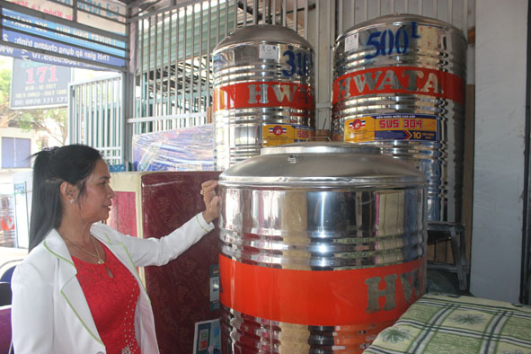 Khách hàng lựa chọn bồn nước tại một cửa hàng trên đường  Lê Duẩn (TP. Buôn Ma Thuột).