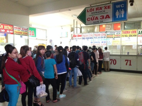 Hành khách xếp hàng mua vé xe tại Bến xe Miền Đông (quận Bình Thạnh, TP HCM) chiều 28-4 Ảnh: GIA MINH