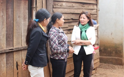 Chủ tịch Hội LHPN tỉnh Nguyễn Thị Thu Nguyệt (ngoài cùng bên phải)  thăm hỏi gia đình hội viên có hoàn cảnh khó khăn tại buôn Kram,  xã Ea Tiêu (huyện Cư Kuin).