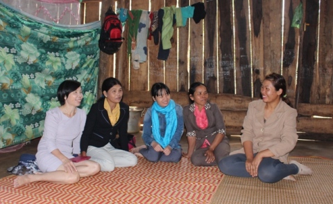 Hội viên phụ nữ xã Ea Tiêu (huyện Cư Kuin) chia sẻ kinh nghiệm về công tác tuyên truyền, thu hút chị em tham gia sinh hoạt tại cơ sở.