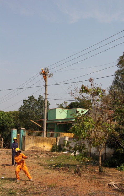 Công nhân Điện lực Krông Ana thi công cải tạo lưới điện tại xã Bình Hòa.