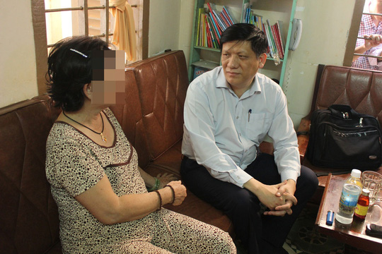 Thứ trưởng Bộ Y tế Nguyễn Thanh Long thăm hỏi bà C.T.L, người nhiễm virus Zika đầu tiên ở tỉnh Khánh Hòa Ảnh: KỲ NAM