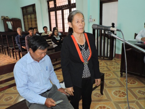 Vợ chồng ông Hoa tại phiên tòa sơ thẩm