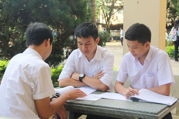 Các em học sinh Trường THPT Chuyên Nguyễn Du tự trau dồi khả năng ngoại ngữ.
