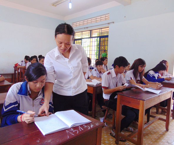 Cô Hồng vẫn ngày ngày đến lớp truyền dạy kiến thức cho học sinh.