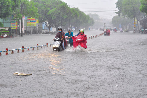 Thành phố Biên Hòa, tỉnh Đồng Nai bị ngập sau cơn mưa chiều 16-5 Ảnh: Xuân Hoàng
