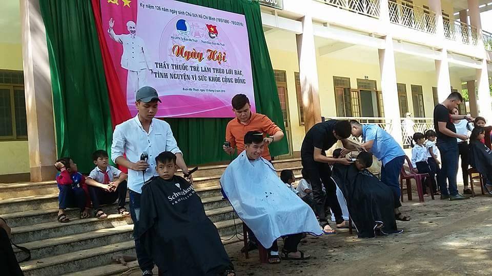 Tình nguyện viên cắt tóc miễn phí cho học sinh Trường TH 
